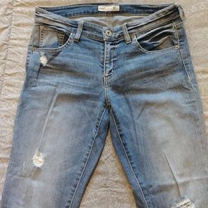 Guess distressed jean capris